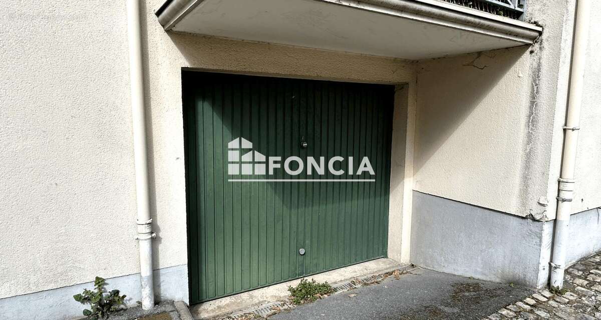 Parking à ROISSY-EN-FRANCE