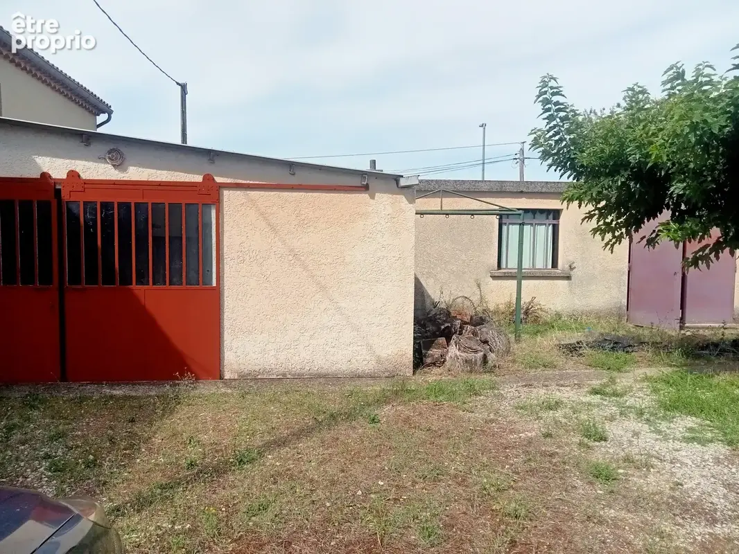 Villa avec 2 logements plus nombreuses dépendances et garages - photo 3