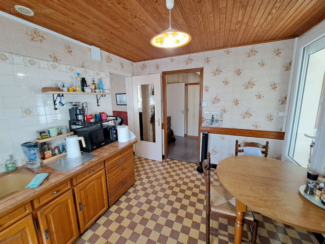 Maison très lumineuse sur un terrain clos de 304m2 avec un garage. - photo 8