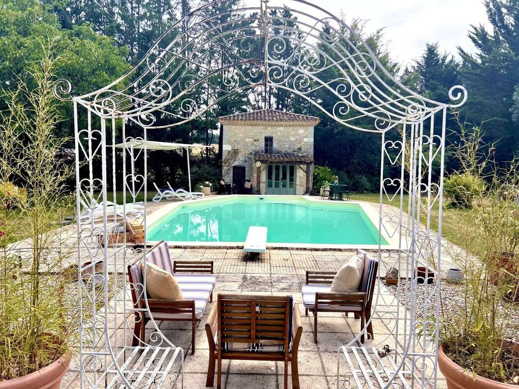 Maison de 6 chambres avec 2ème maison de 4 chambres, 2 piscines et dépendances - photo 5