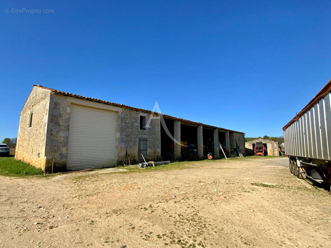Maison à SAINT-GENIS-DE-SAINTONGE