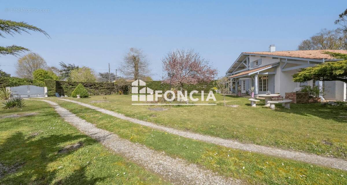 Maison à BLANQUEFORT