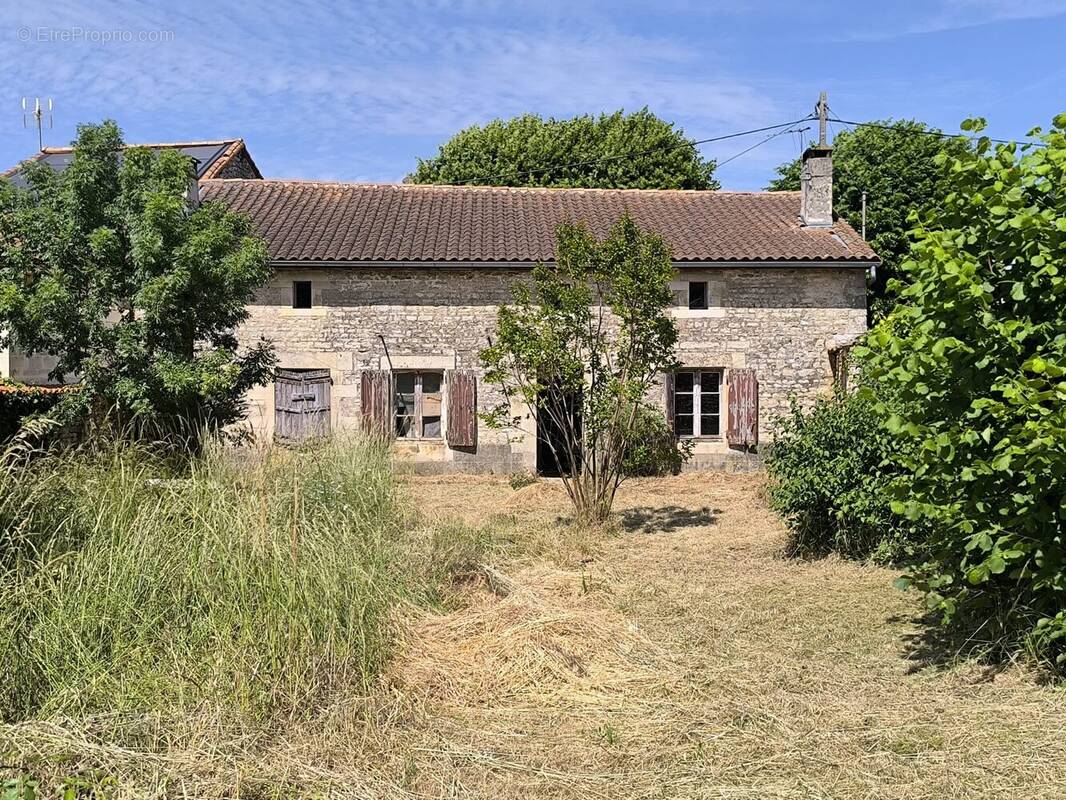 Maison à MAIRE-LEVESCAULT