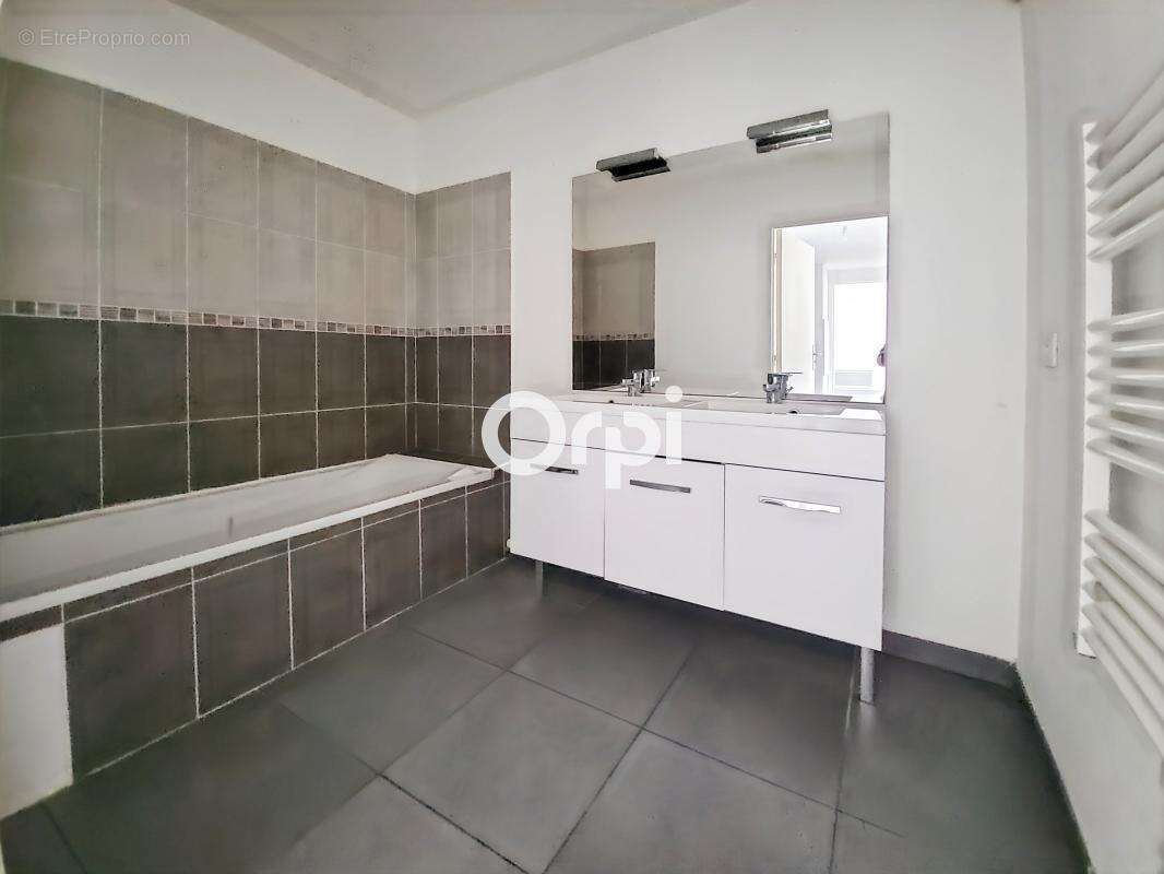 Appartement à MARSEILLE-5E