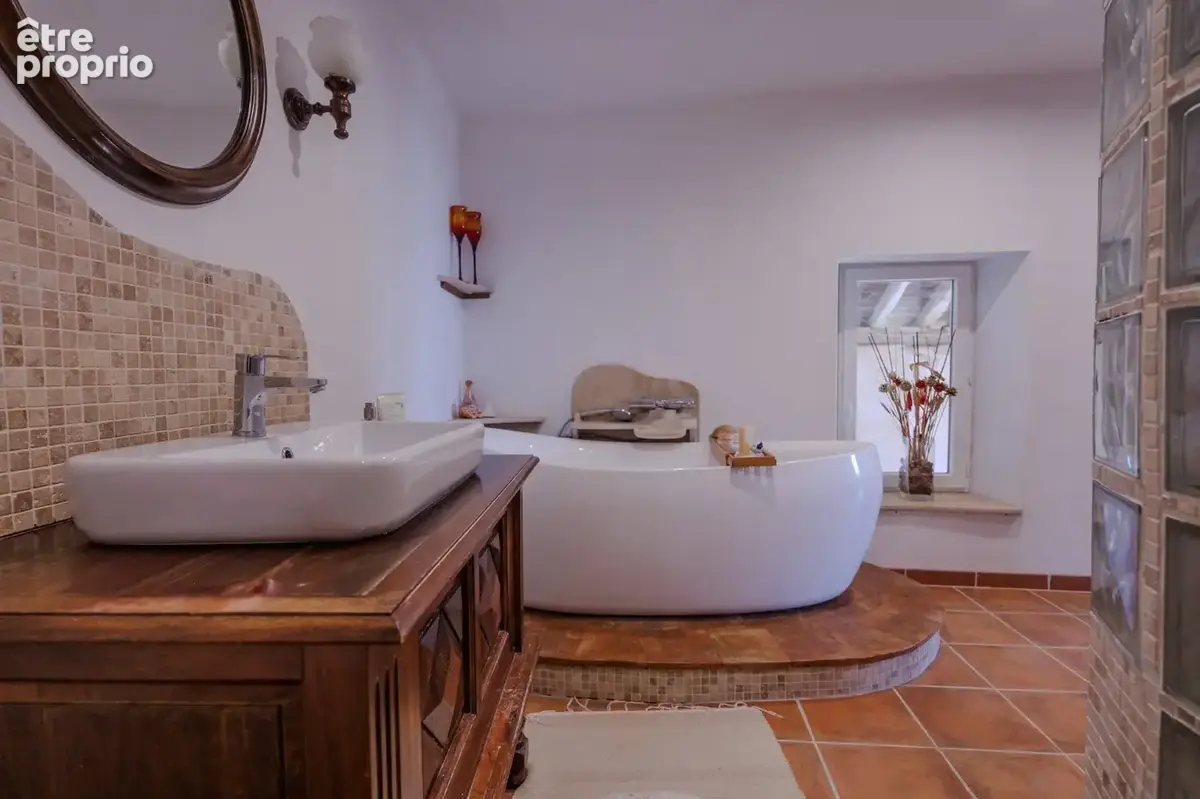 Maison de maître avec grange aménagée et superbes vues - photo 21