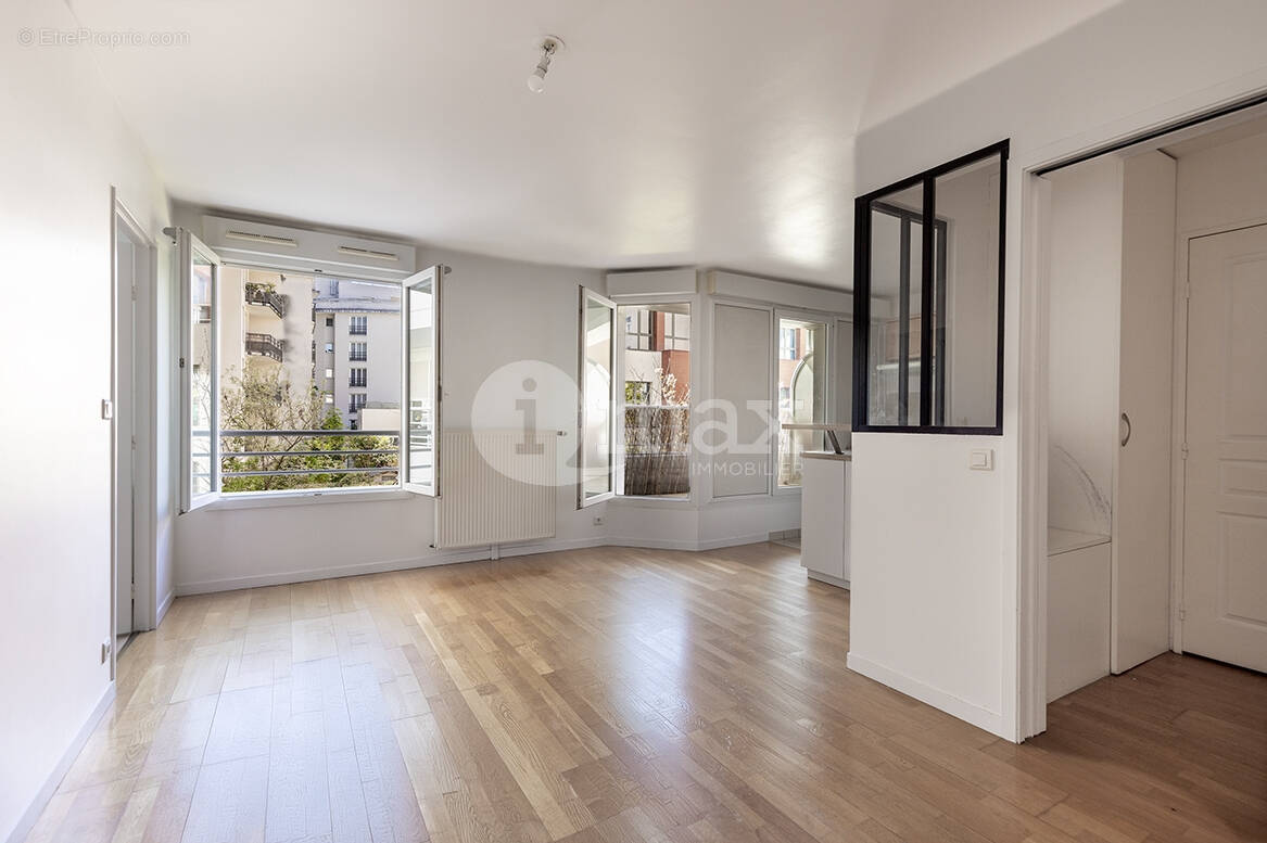 Appartement à COURBEVOIE