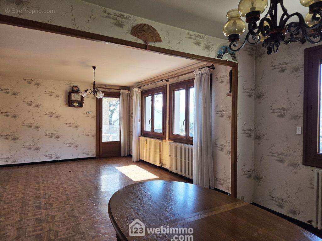 Ces 2 pièces donnent toutes les 2 accès à une belle terrasse. - Maison à MERCURY