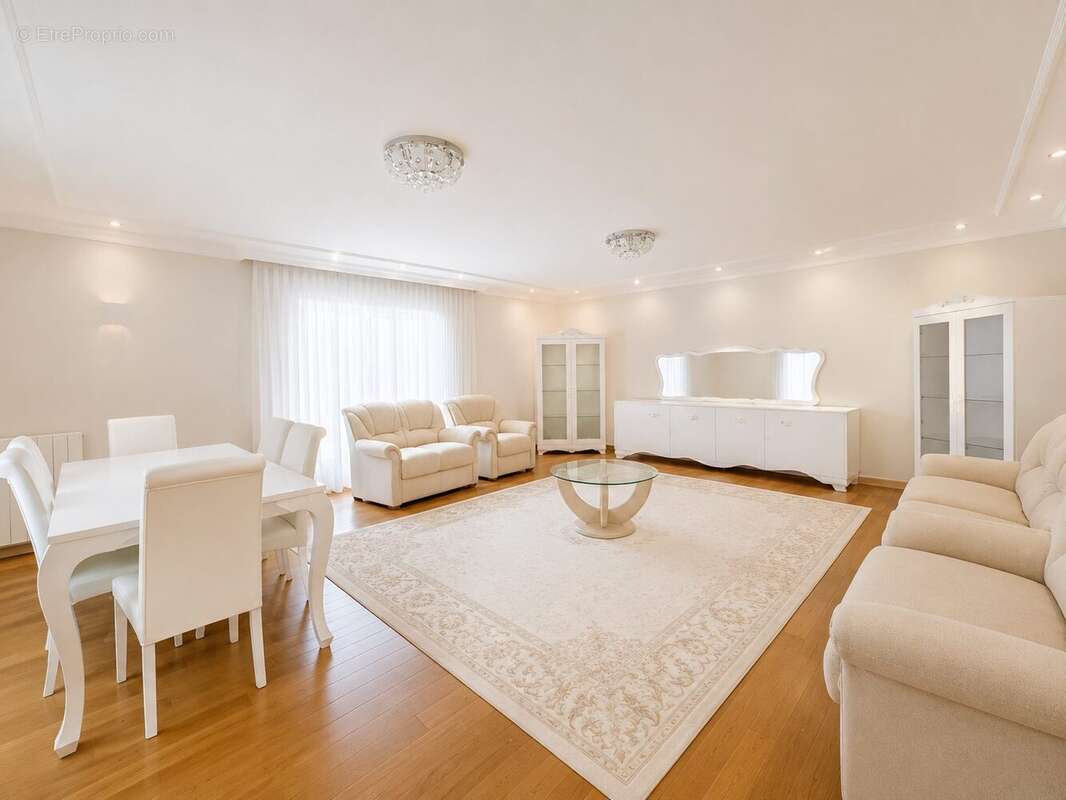 Vaste séjour lumineux avec parquet, grandes ouvertures et belle hauteur sous plafond offrant un espace de vie chaleureux et convivial idéal pour une famille. - Maison à VAL-DE-REUIL