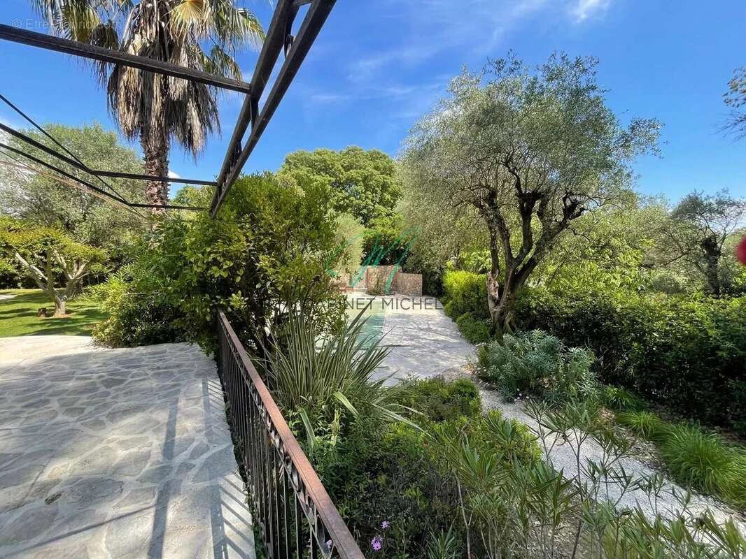 Maison à ROQUEFORT-LES-PINS