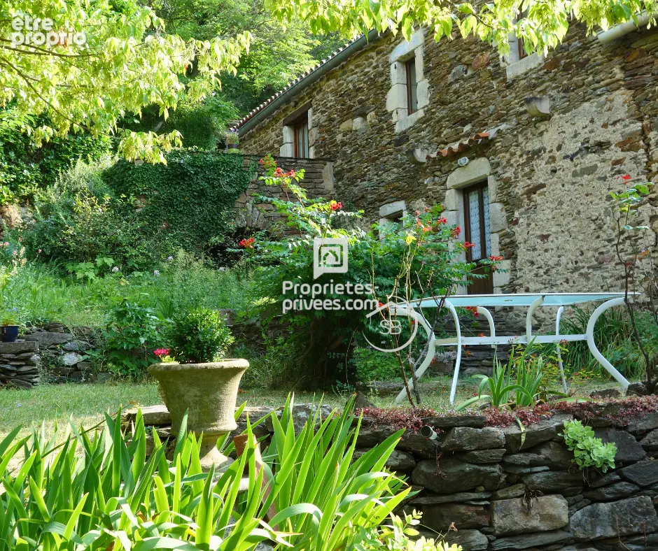 Mas  typiquement cévenol - Malbosc (limite Gard/Ardèche) 215 m²  8 pièces  Terrain  17 497 m² Piscine - photo 4