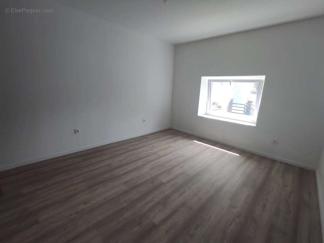 Grand duplex rénové avec cour et parking - photo 4