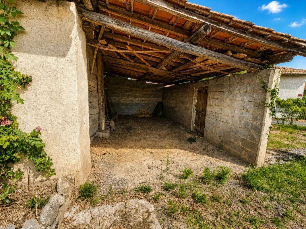 Maison de 130,94 m² à rénover avec dépendances et jardin - photo 17