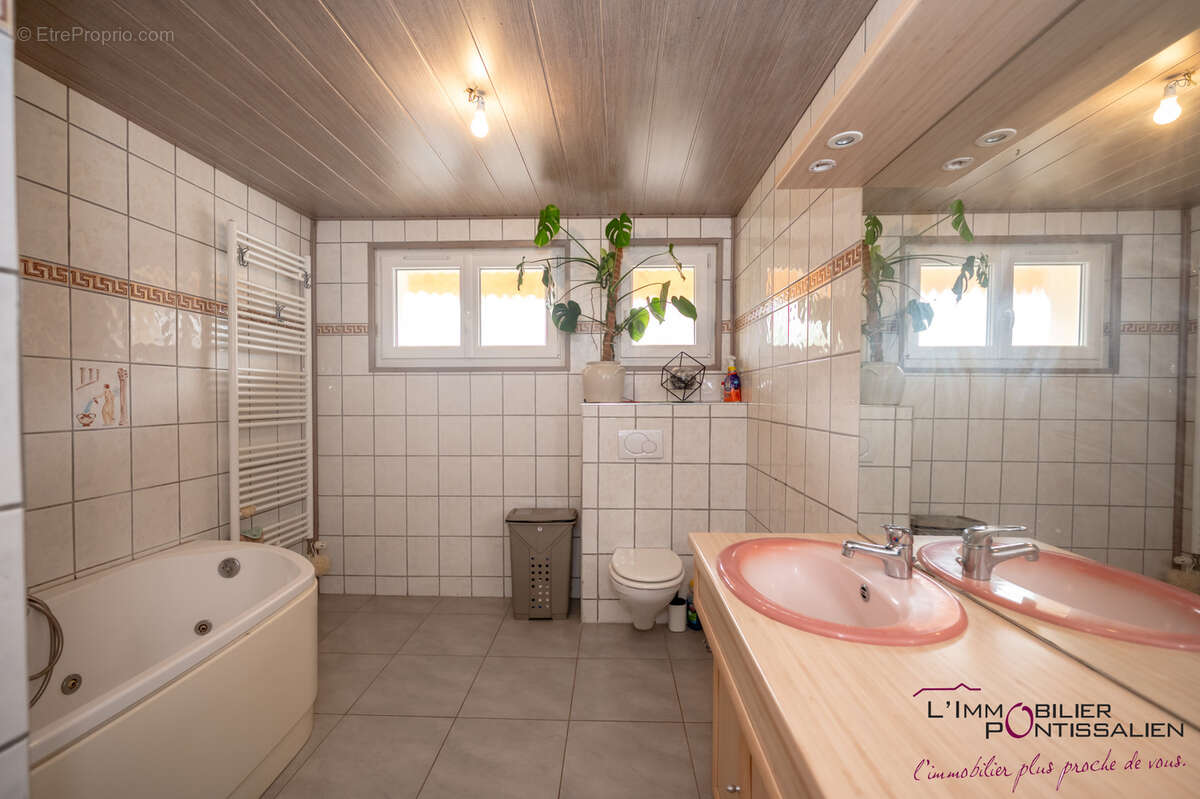 Maison de caractere offrant de beaux volumes - photo 14