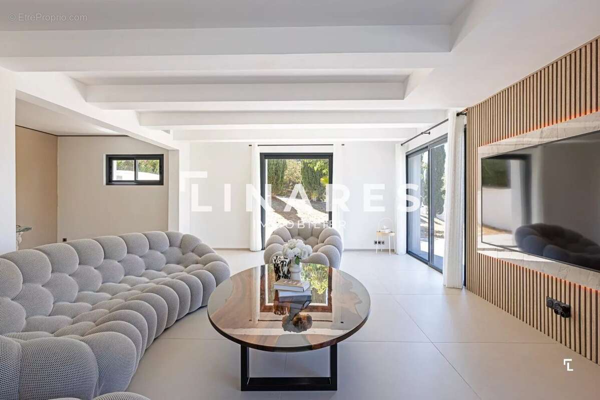 L'ICONIQUE - Villa T6 de 343m² - Dépendance - Piscine - Court de tennis - Terrain de 8000m² - 13420 GEMENOS - photo 8