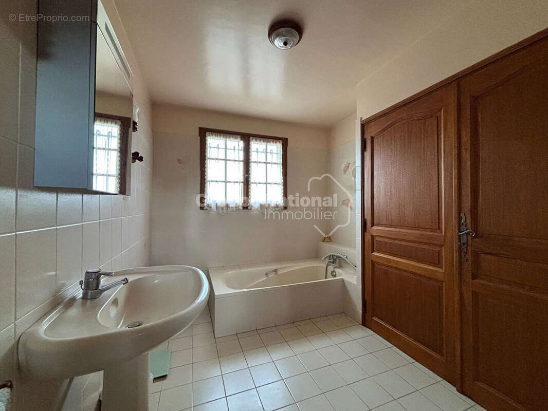 Villa Saint Just  3 chambres , piscine , sous sol amenageable , hangar 125m² - photo 14