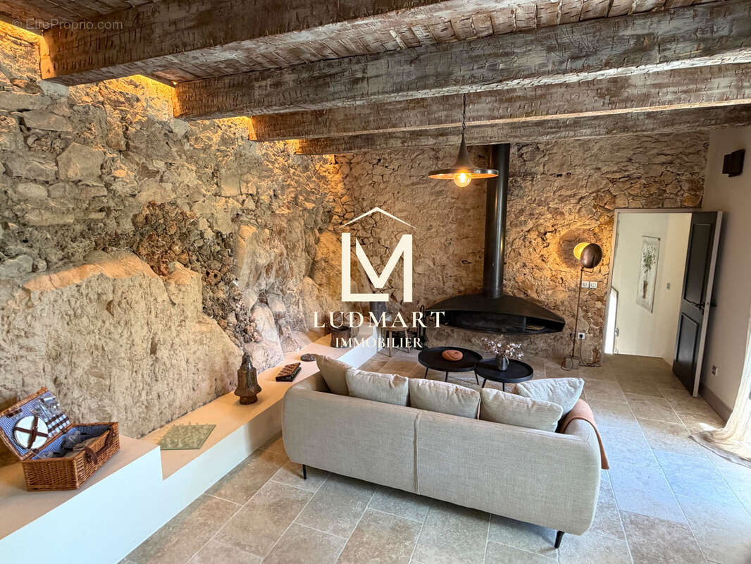 Propriété de caractère avec ancienne bergerie rénovée, piscine et 7,5 hectares en Provence - photo 23