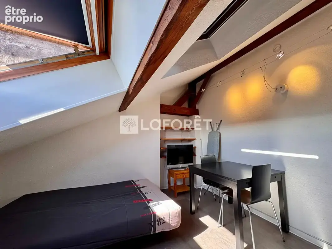 Grenoble - studio mansardé 22m² au sol - vendu meublé - photo 3