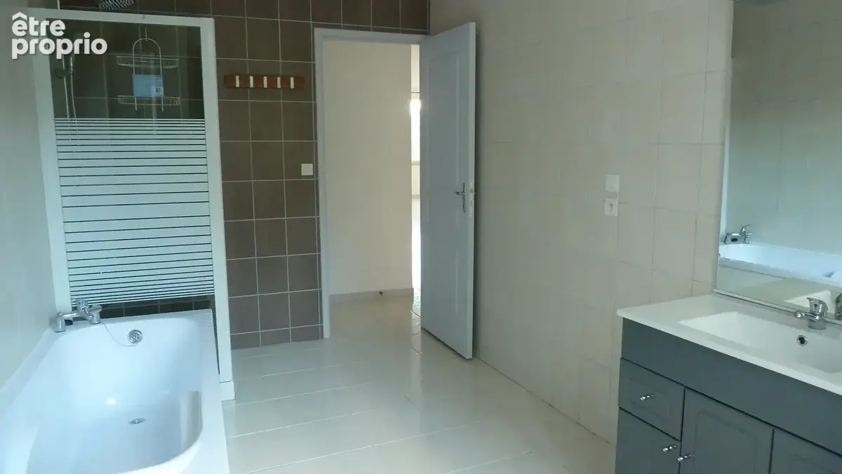 Proche centre-ville, immeuble de rapport avec  4 appartement et  12  lots de parkings. - photo 7