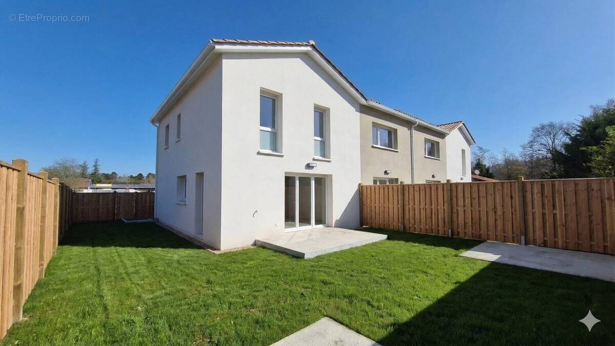 Maison à SAINT-JEAN-D'ILLAC