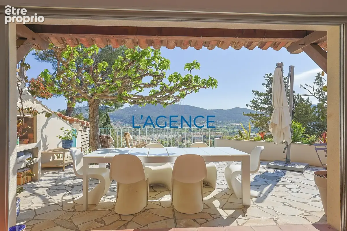 Villa T5 de 145 m2 avec piscine offrant une superbe vue dégagée sur la ville de Hyères - photo 4