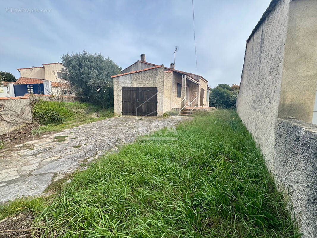 Maison à SAINT-MITRE-LES-REMPARTS