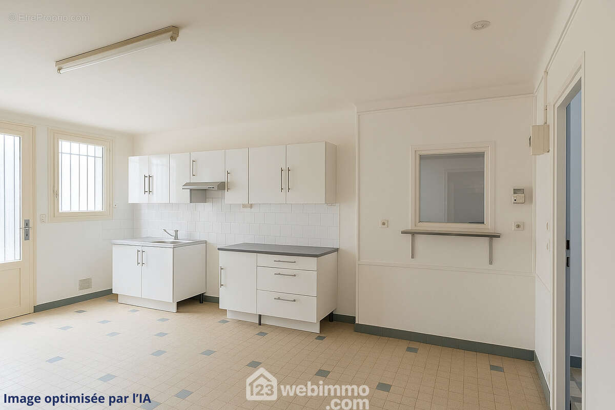 La cuisine reste à réinventer et donne accès au jardin. - Commerce à LA ROMAGNE