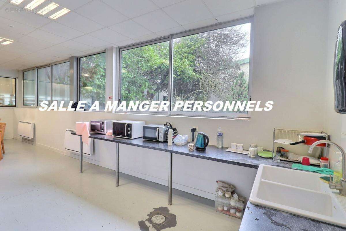 Locaux d activites independant + stockage et bureaux surface total 1100m2 sur parcelle total 2800m2 acces poids lourds - photo 10