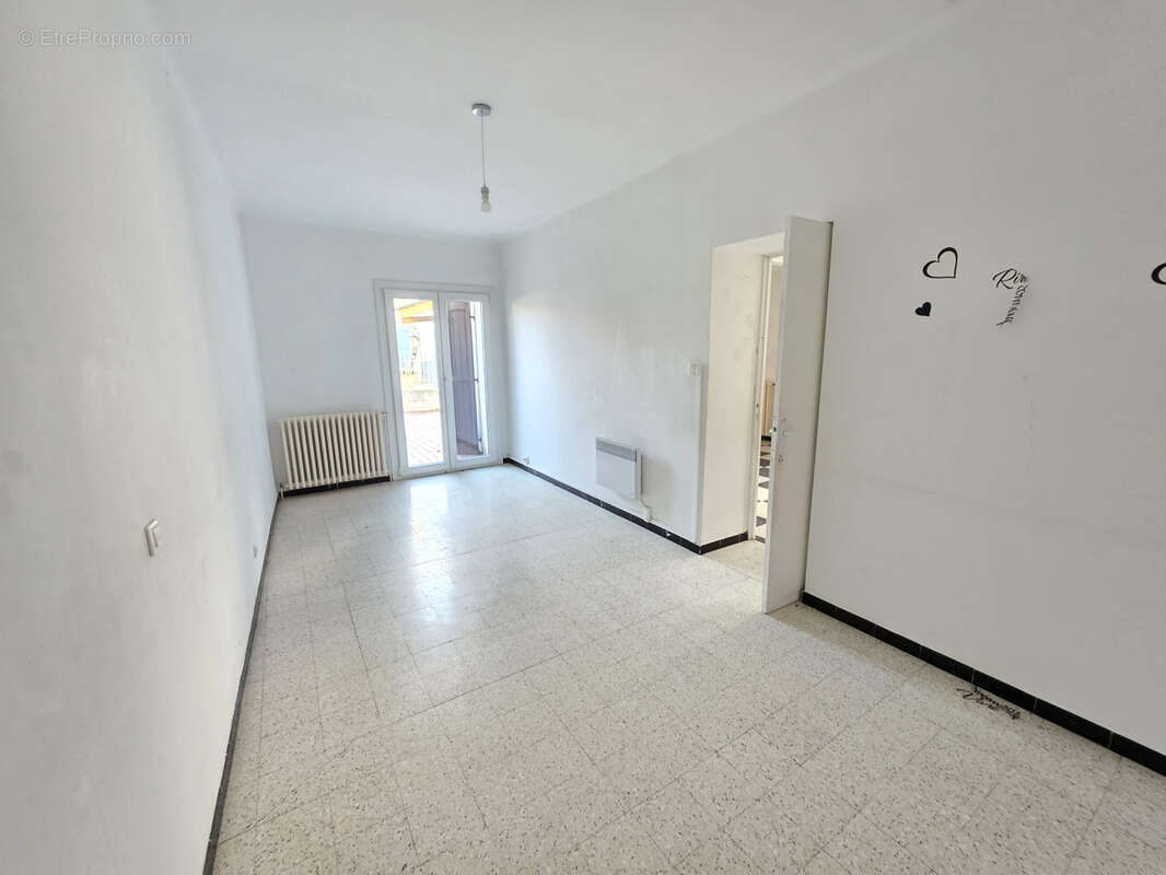 Maison à SAINT-MITRE-LES-REMPARTS