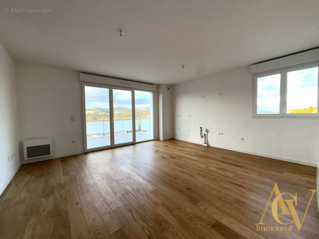 T3 Dernier étage Terrasse &amp; Vue Exceptionnelle 2 - Appartement à COGOLIN