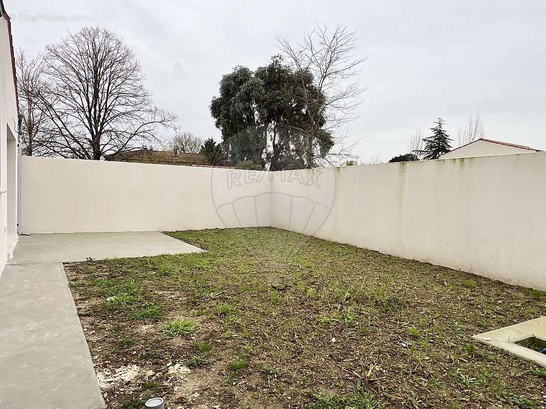 Maison à CHAILLEVETTE