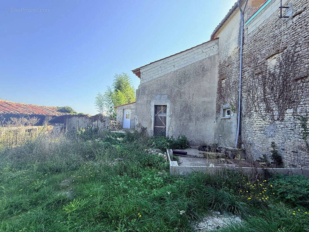Maison à SAINT-GENIS-D'HIERSAC