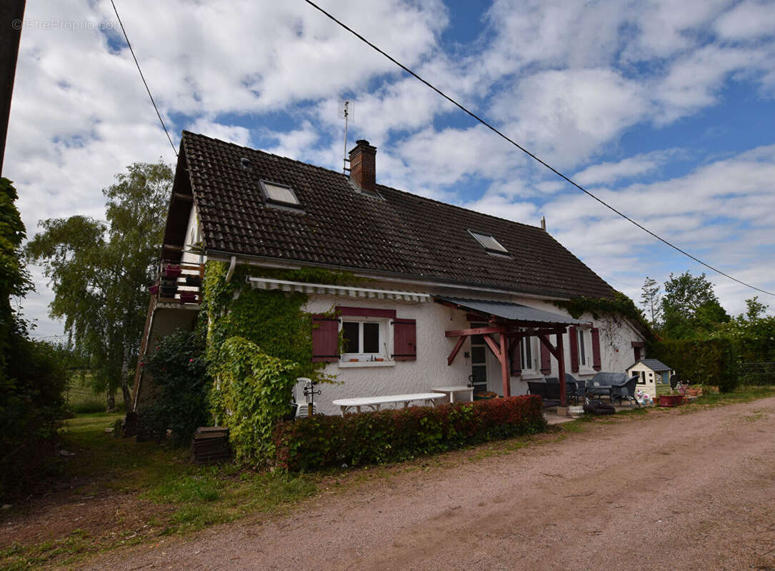 Maison à MONTAIGU-LE-BLIN