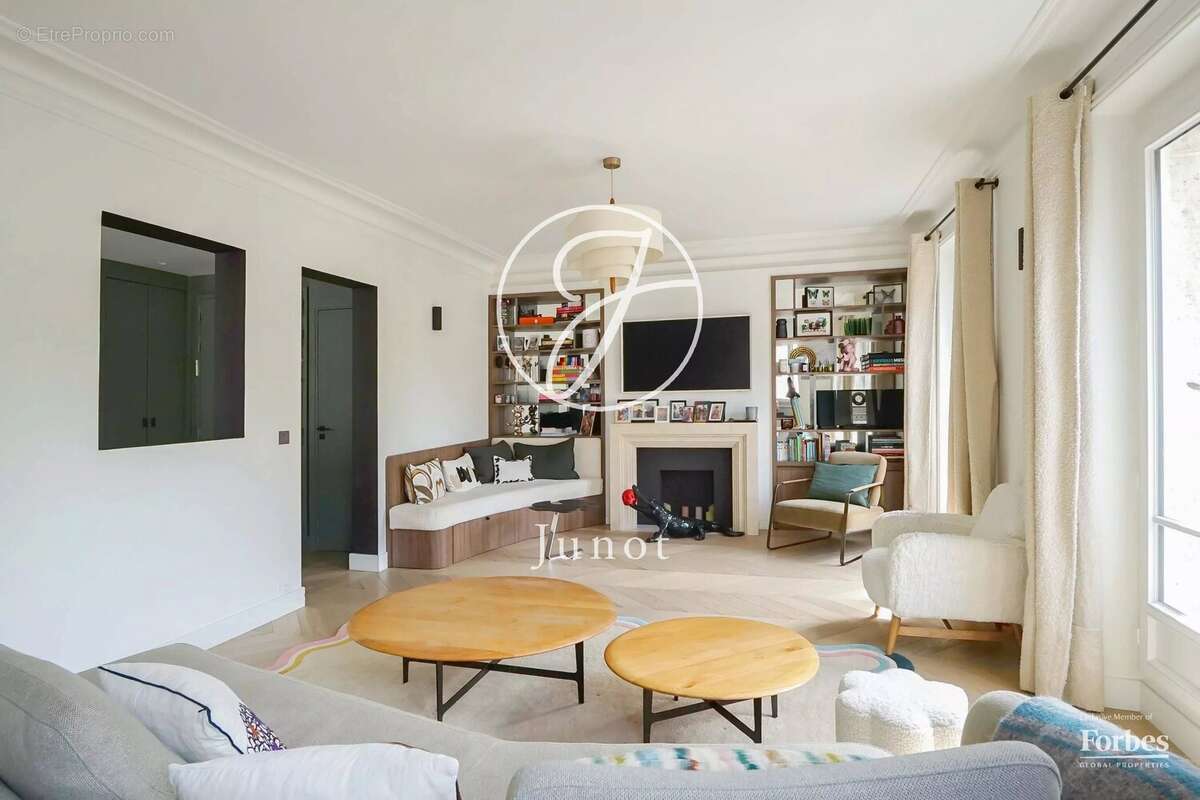 Paris 5e - PLACE MONGE - Duplex - 5 pièces - 138,18m² Carrez - 141,76m² au sol - 3 chambres - Vues dégagées - Rénové - photo 4