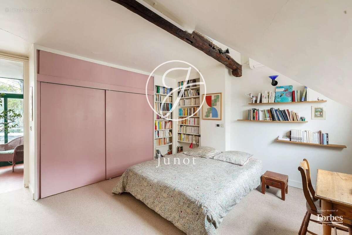 Paris 18e - HAUT MONTMARTRE / PLACE JEAN BAPTISTE CLÉMENT  - Appartement  à vendre - 4 pièces - 90,84m² Carrez - 107,84m² au sol - photo 11