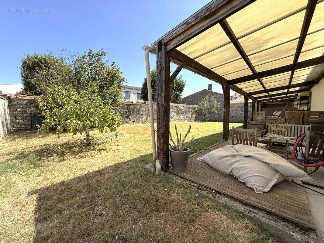 Chai en pierres - jardin clos avec murs en pierres - photo 4
