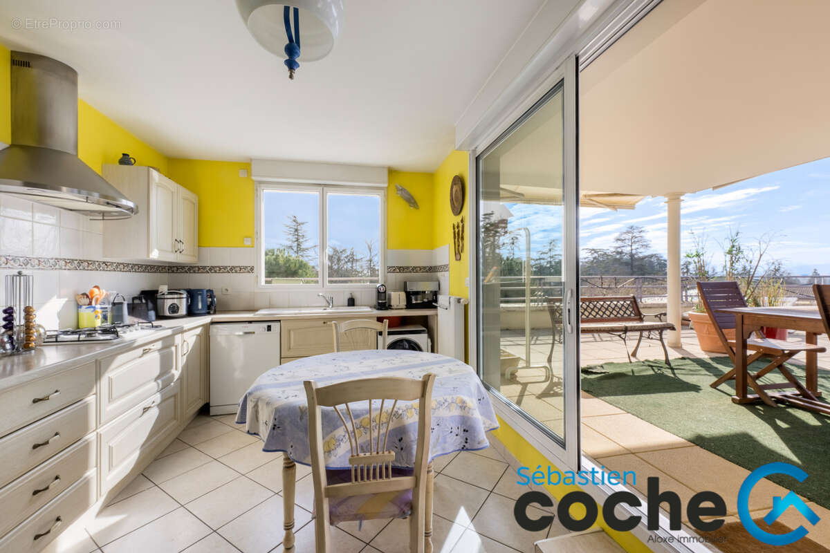 Appartement à CHARBONNIERES-LES-BAINS