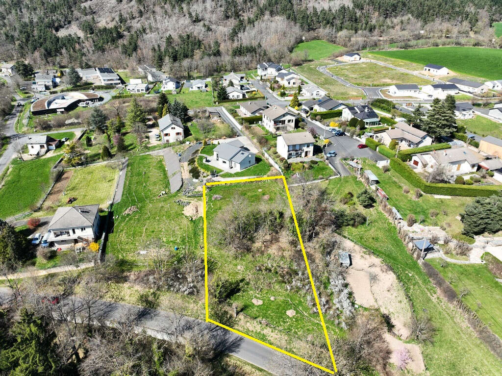 Terrain à SAINT-HOSTIEN