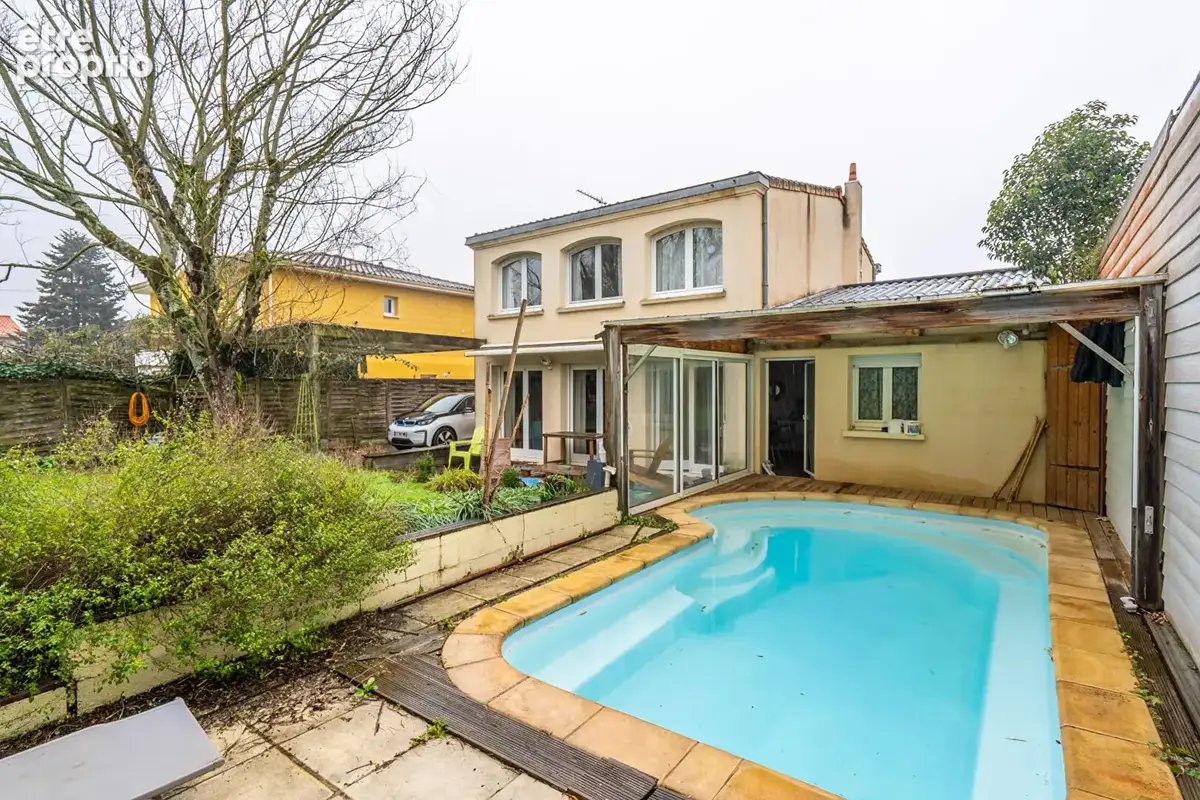 Eysines - Maison 4 chambres de 137m², entièrement rénovée avec piscine et grand jardin sans vis-à-vis - photo 15