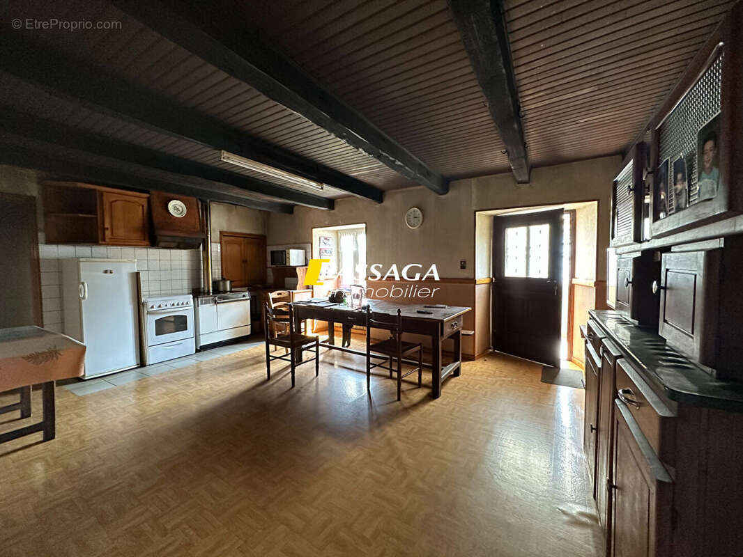 Maison à VEZINS-DE-LEVEZOU