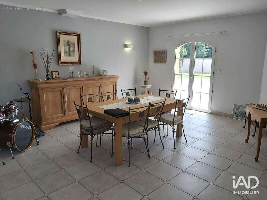 Maison 180 m² à Bourg-Saint-Christophe  - photo 4