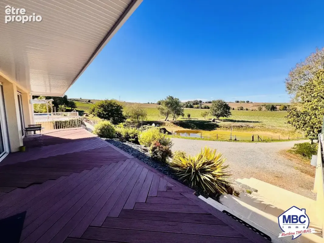 Propriété avec forêt, piscine et étang sur 1,48 hectare. - photo 1