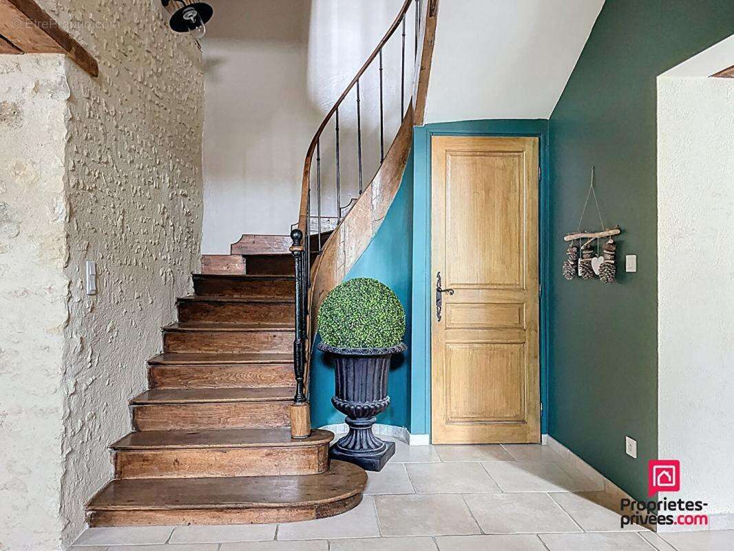 Maison à SAINT-COSME-EN-VAIRAIS