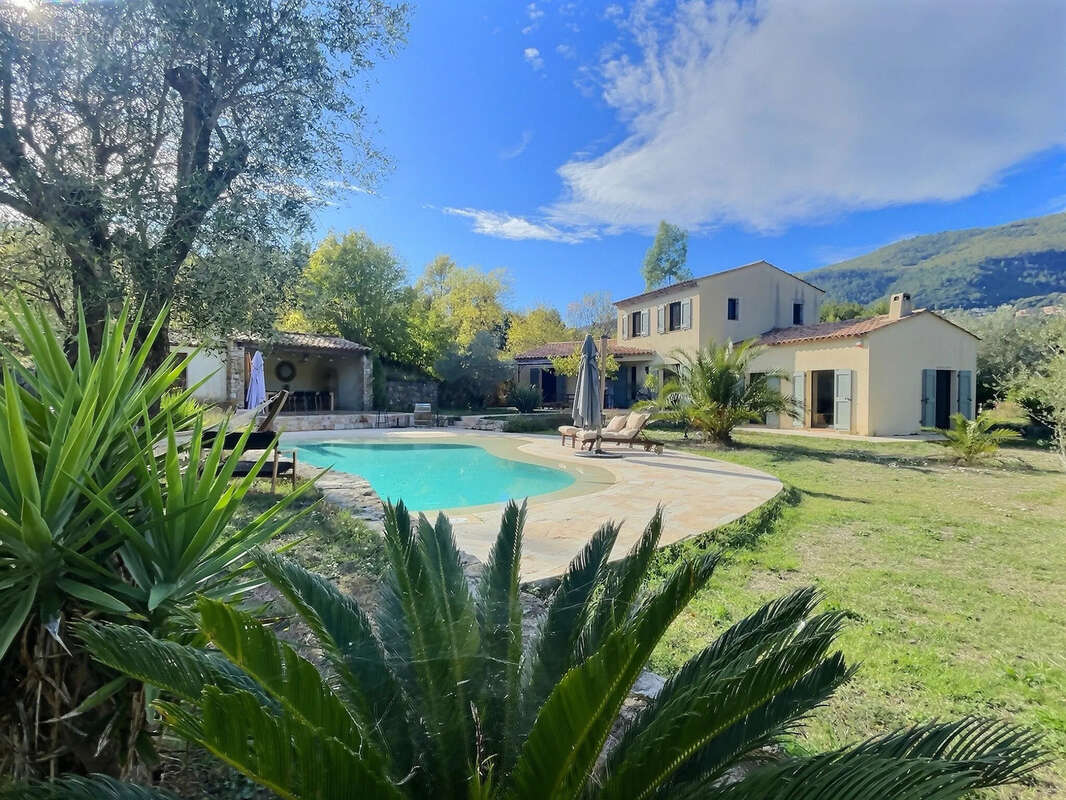 Maison à CHATEAUNEUF-GRASSE