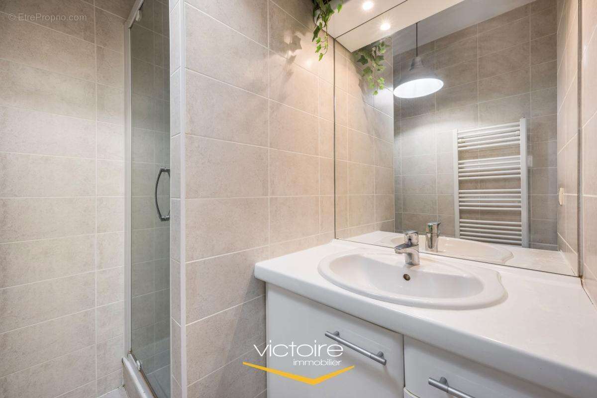 Lyon 3, La Buire - Grand et lumineux T2 en duplex 55,84 m², vue sur les arbres, garage et cave - photo 10