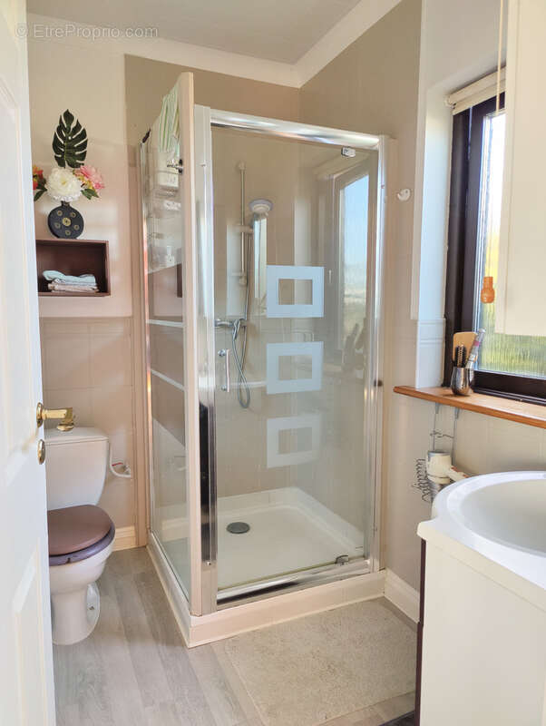 Salle de douche - Maison à BIVILLE-SUR-MER