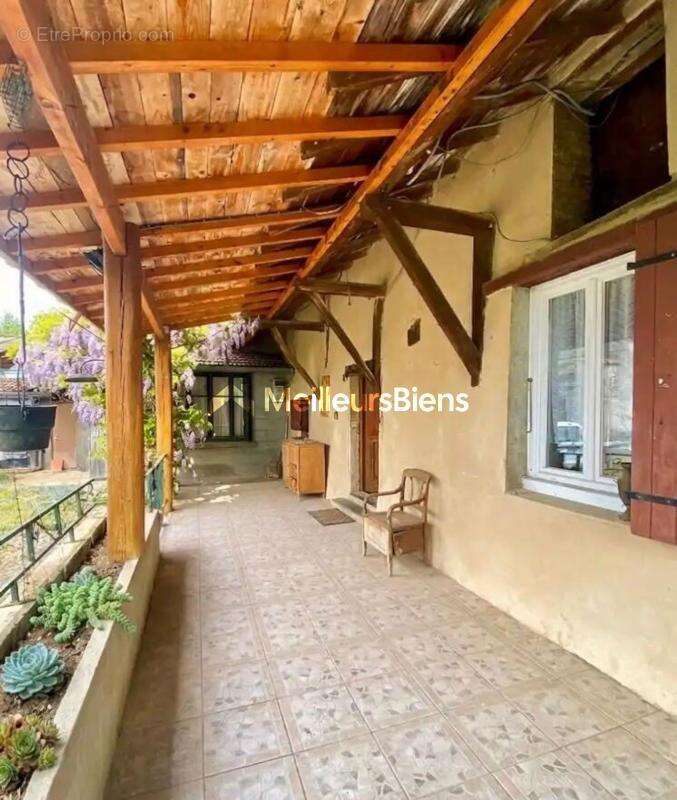 Ancien corps de ferme à fort potentiel sur 1 545 m² à Baneins - photo 3