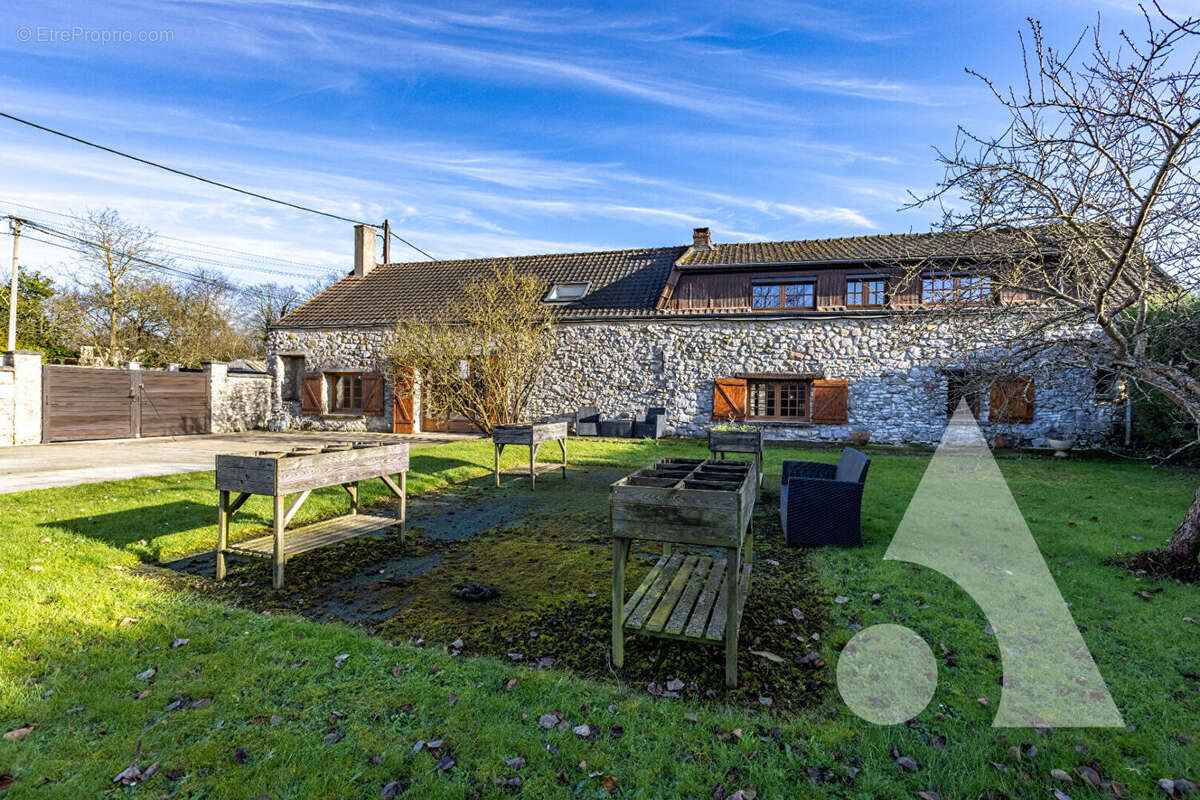 Maison à PEROY-LES-GOMBRIES