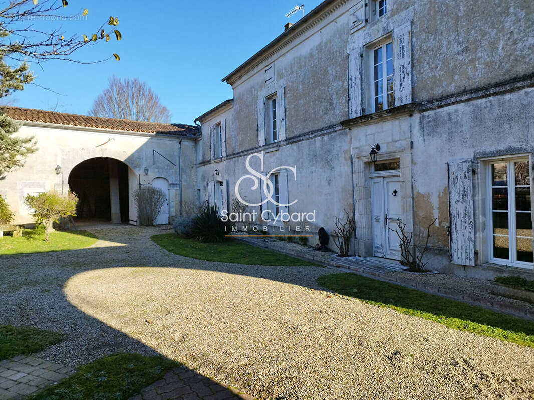 À vendre : Corps de ferme à Douzat - 7 pièces, 5 chambres - photo 4