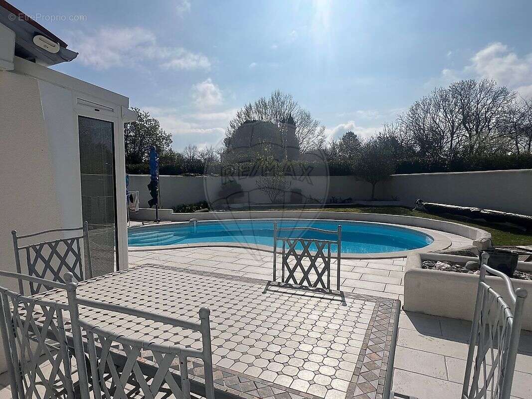 Maison à CHAILLEVETTE