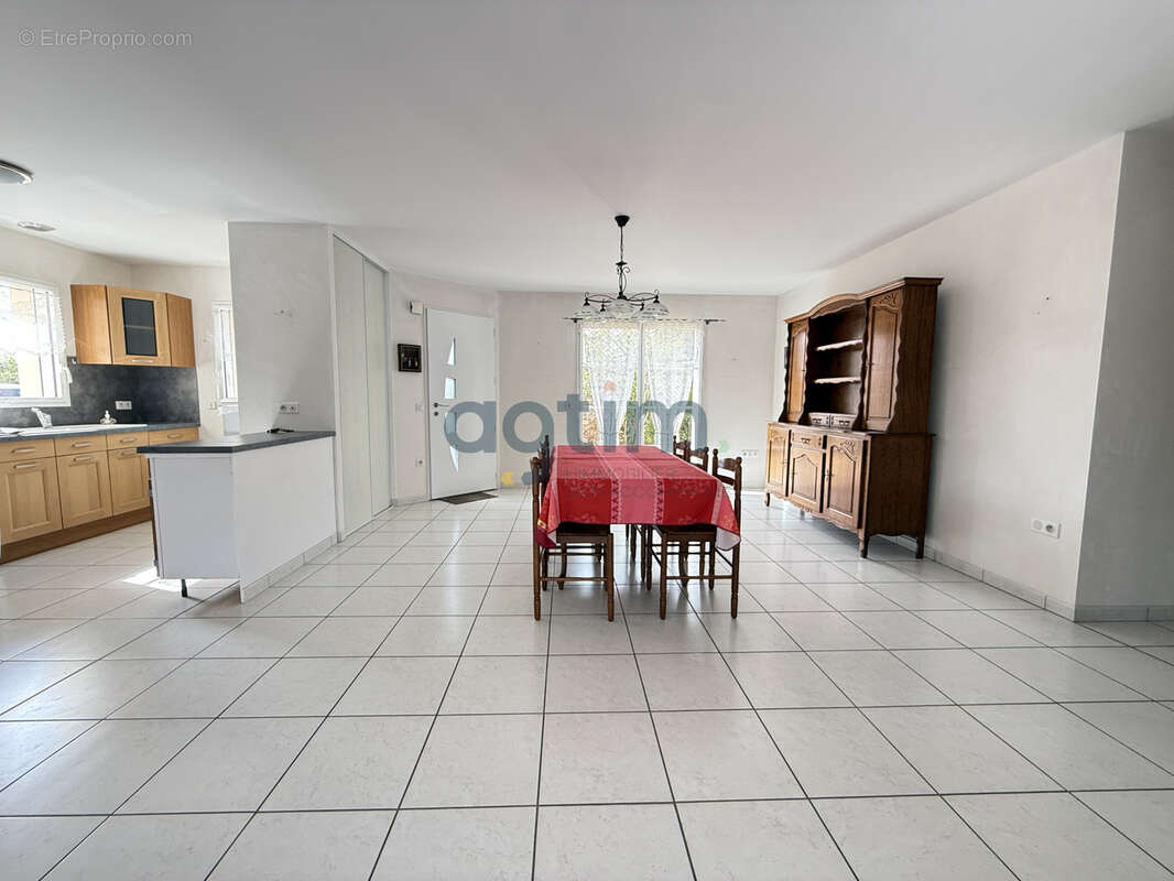 MONTAIGU, Centre, en lotissement: Maison de plain pied, 93m2 habitables, 2 chambres, garage, terrain clos - photo 10